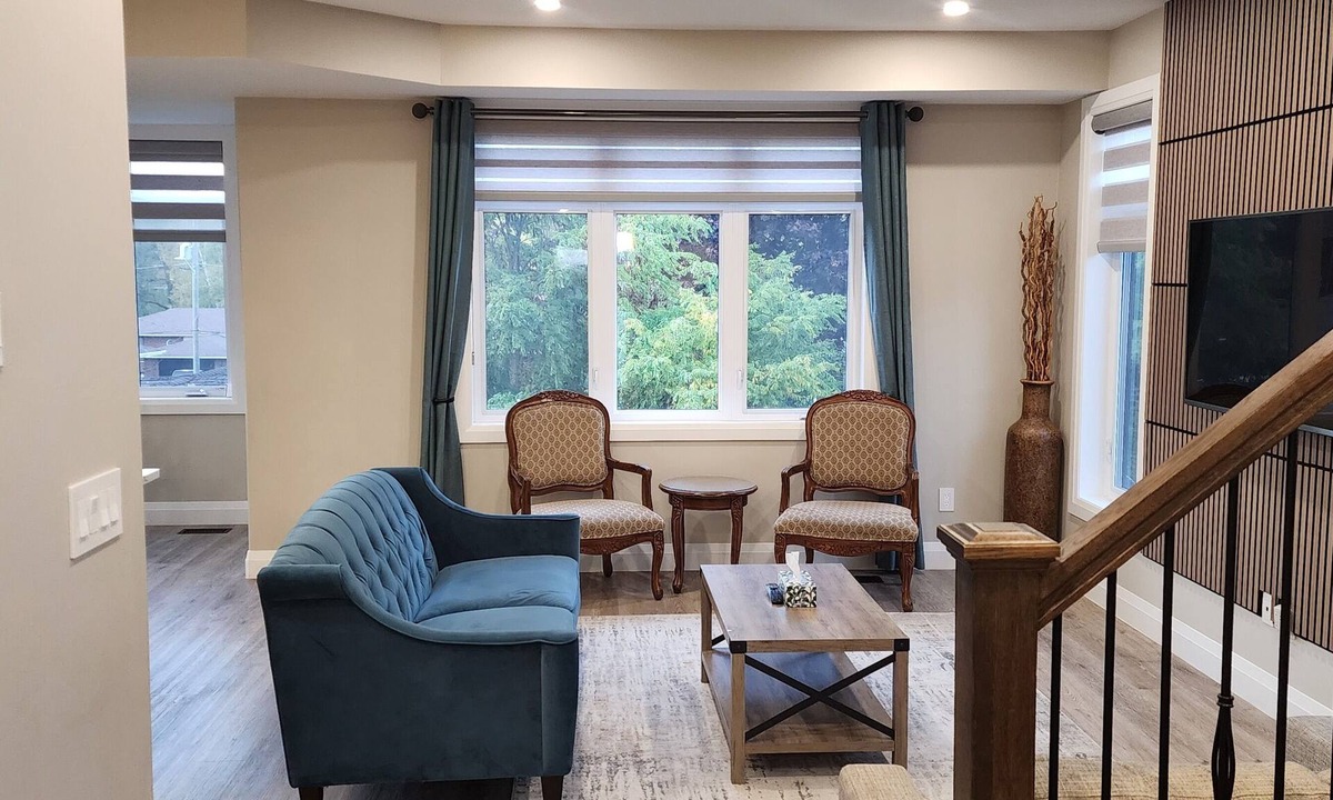 Colborne House | Cozy Home with Deck, 4 Parking Spots near beaches