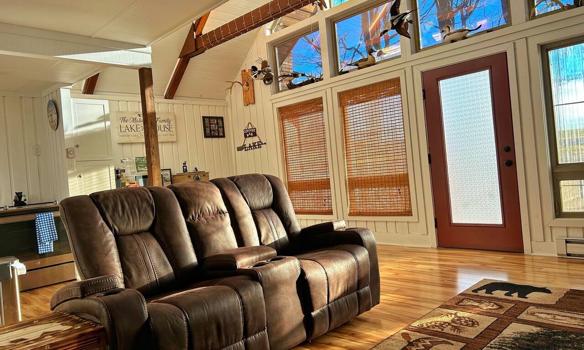 Indian Lake Ski Chalet | Cozy Indian Lake Chalet on Golf Course w/Arcade Game Room. Close to flight 93