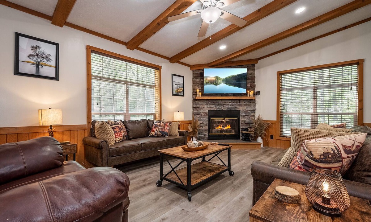 McHenry House | ✩ Cozy Lake Escape, Hot Tub, King Bed + Fireplace ✩