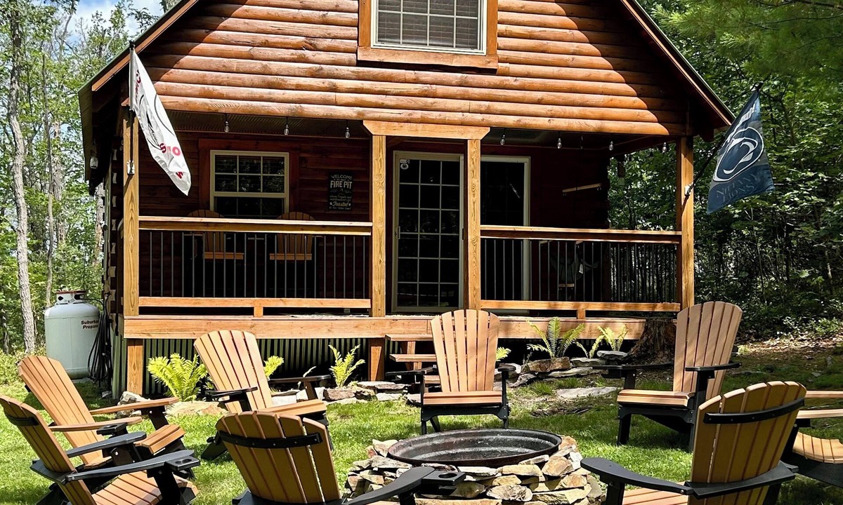 Spring Mills Cabin | Cozy Log Cabin/Penn State Football/20 Minutes to State College, PA