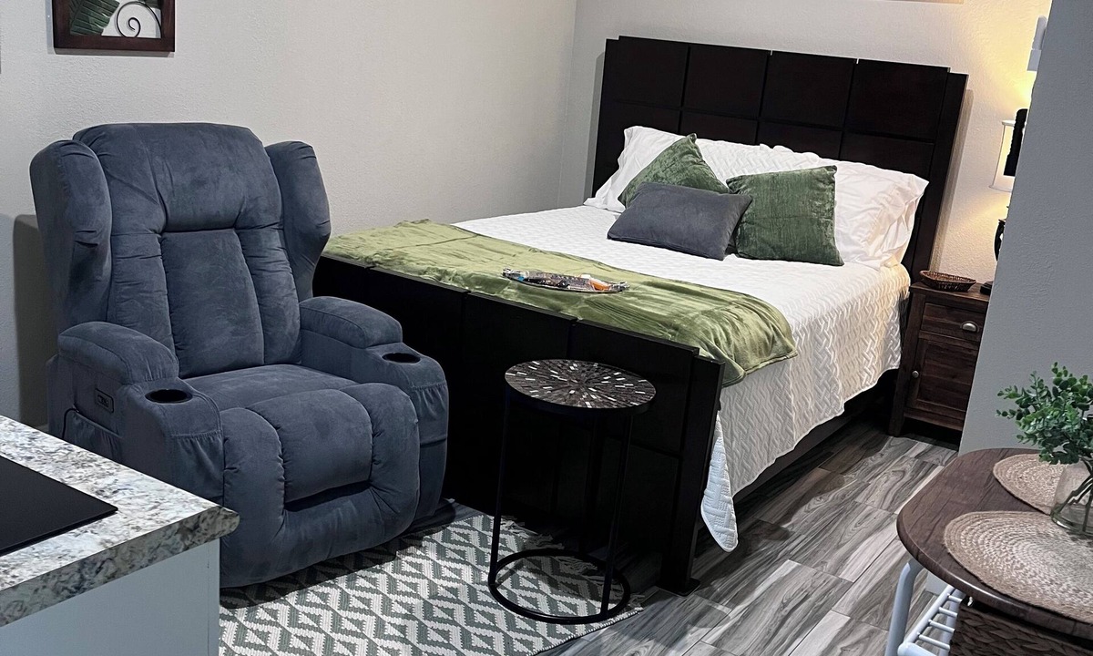 Greater Northdale Apartment | Cozy-modern-charming Studio-Converted Garage-WiFi-AC in Northdale Area in Tampa.
