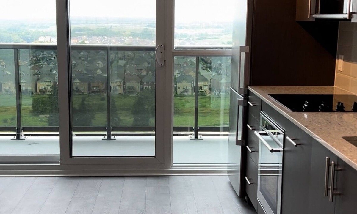Durham Region Condo | Cozy one-bedroom condo, in close proximity to DC & UOIT. Amenities included!