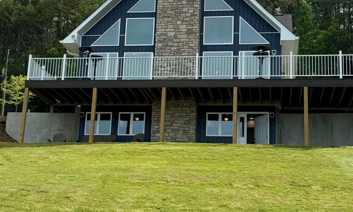 Rockford House | Cozy Ridge Retreat: A Spacious 6-bed waterfront house on beautiful Lake Mitchell