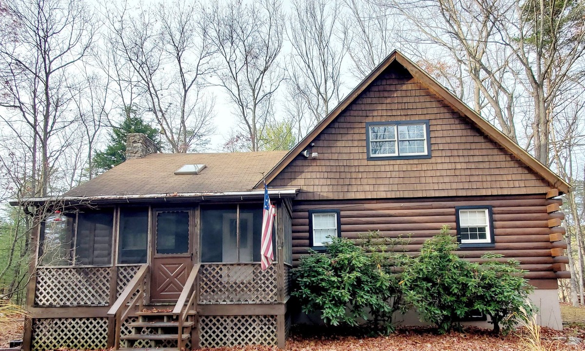 Huntingdon Cabin | Cozy, rustic 3-bedroom cabin in fabulous Lake Raystown with AC