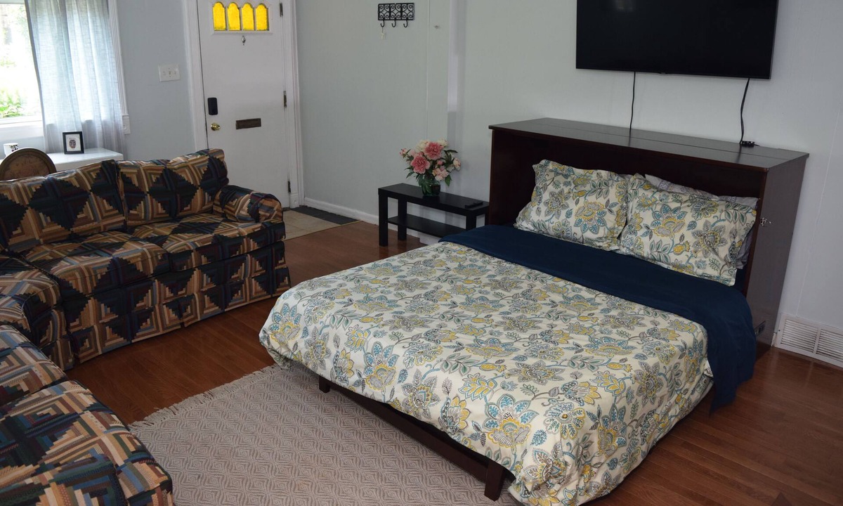 Point Breeze North House | Cozy Small house in tranquil Pittsburgh EastEnd with AC