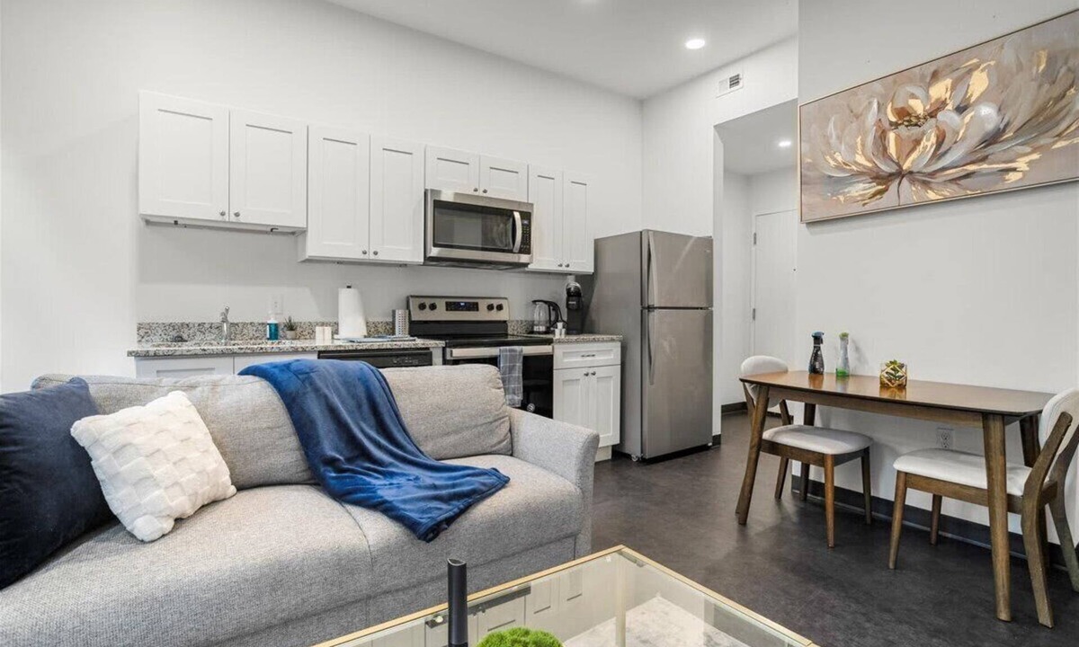 Cultural District Apartment | CozySuites Stunning 1BR in Downtown Pitts #34