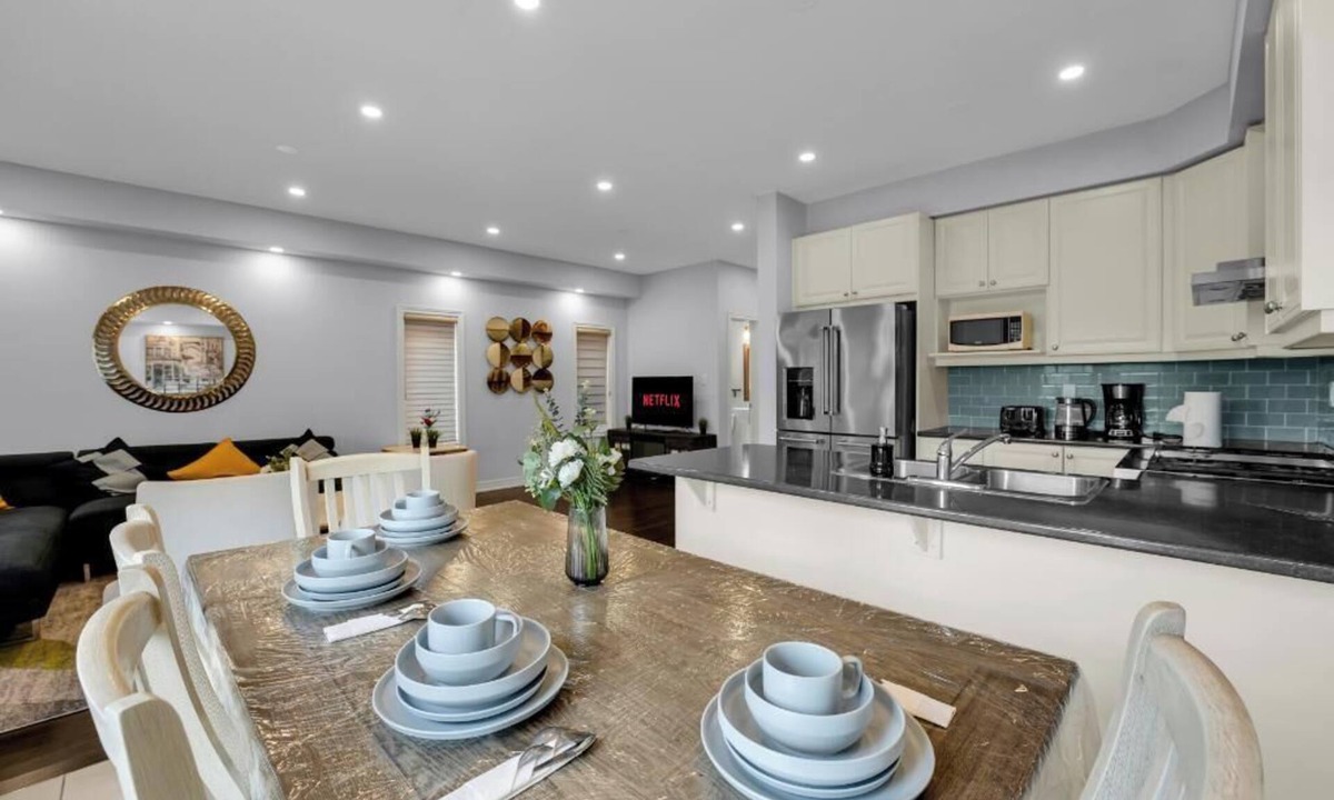 Brampton House | CozyVibe Stays: Spacious Family Friendly 3BR Townhome