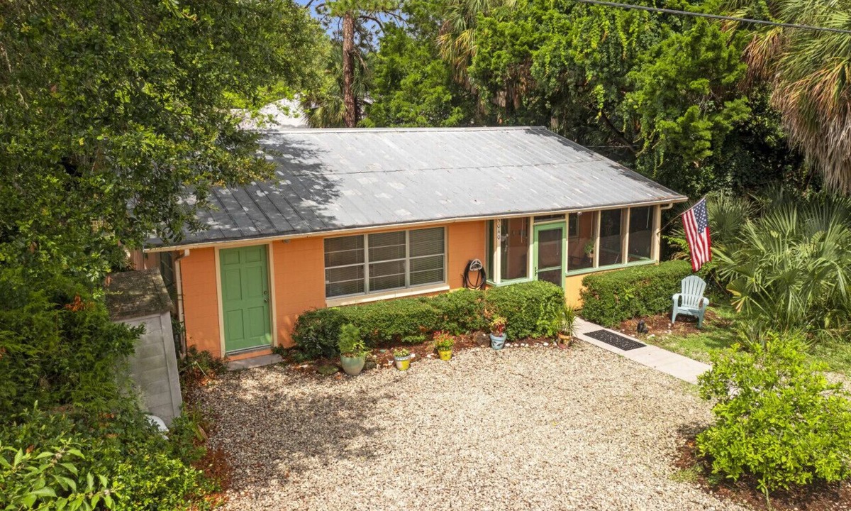 Cedar Key Cottage | Creamsicle Cottage is pet friendly and walkable to downtown & sunsets