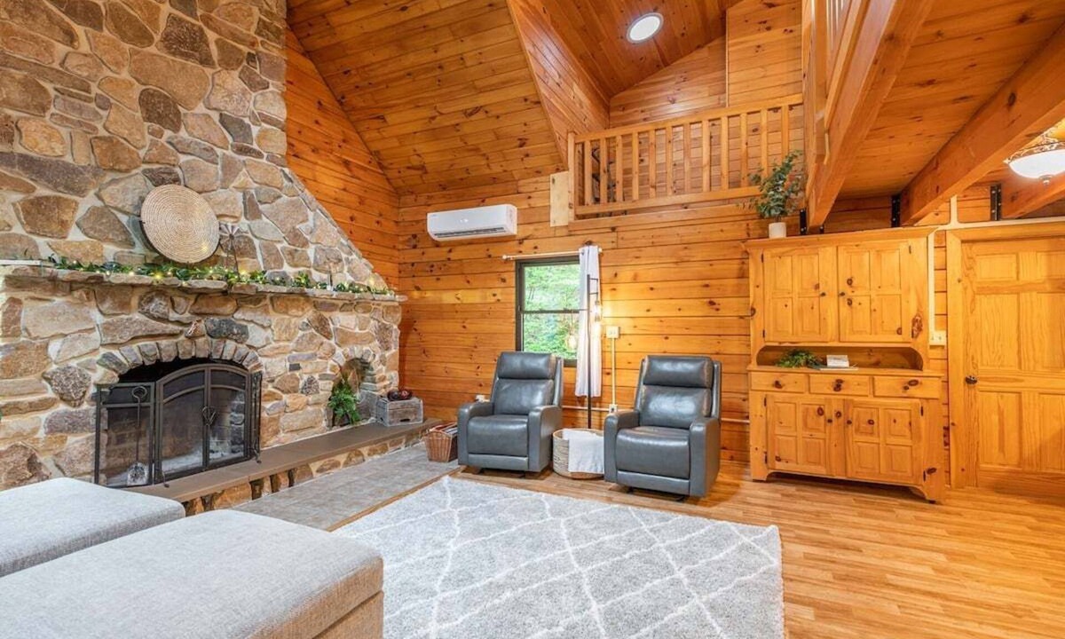 Reedsville House | Creekfront Cabin Retreat w/Fire Pit & Bunkhouse