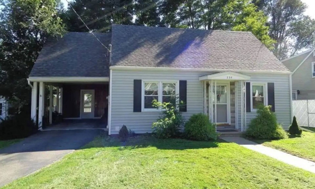 Corning House | Crystal City Family Home - Comfort and Convenience