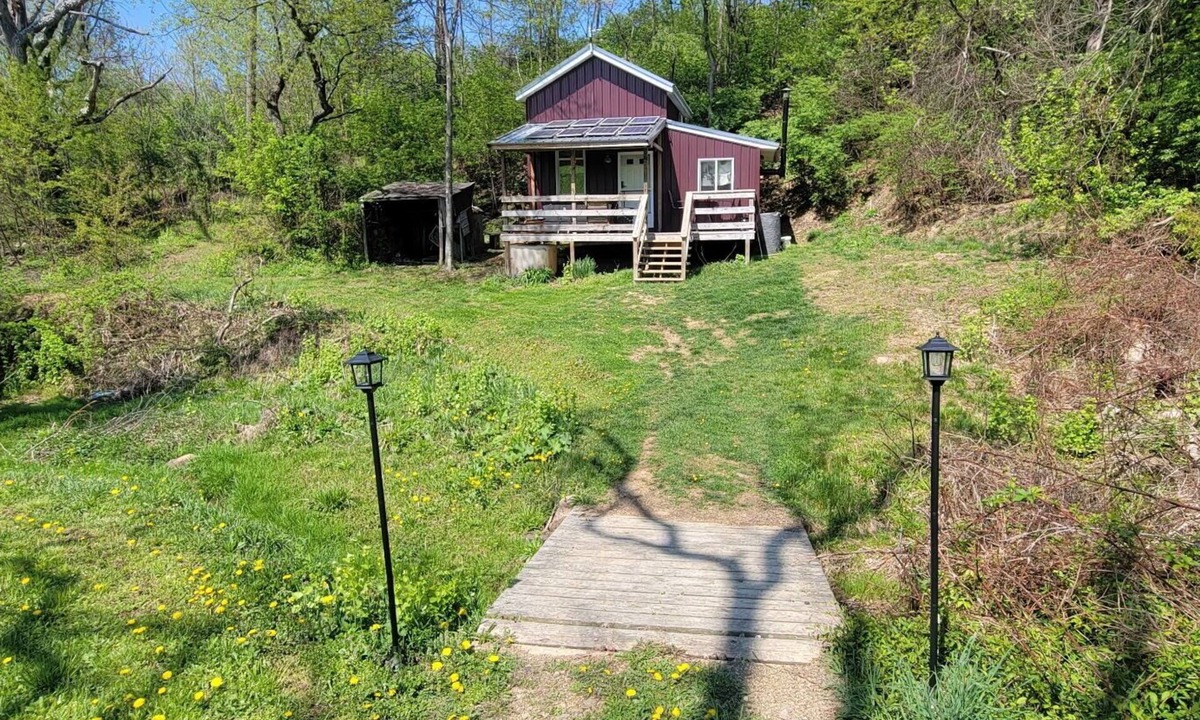 Selinsgrove Cabin | Cute 1-bedroom off grid cabin in Winfield for a cozy getaway