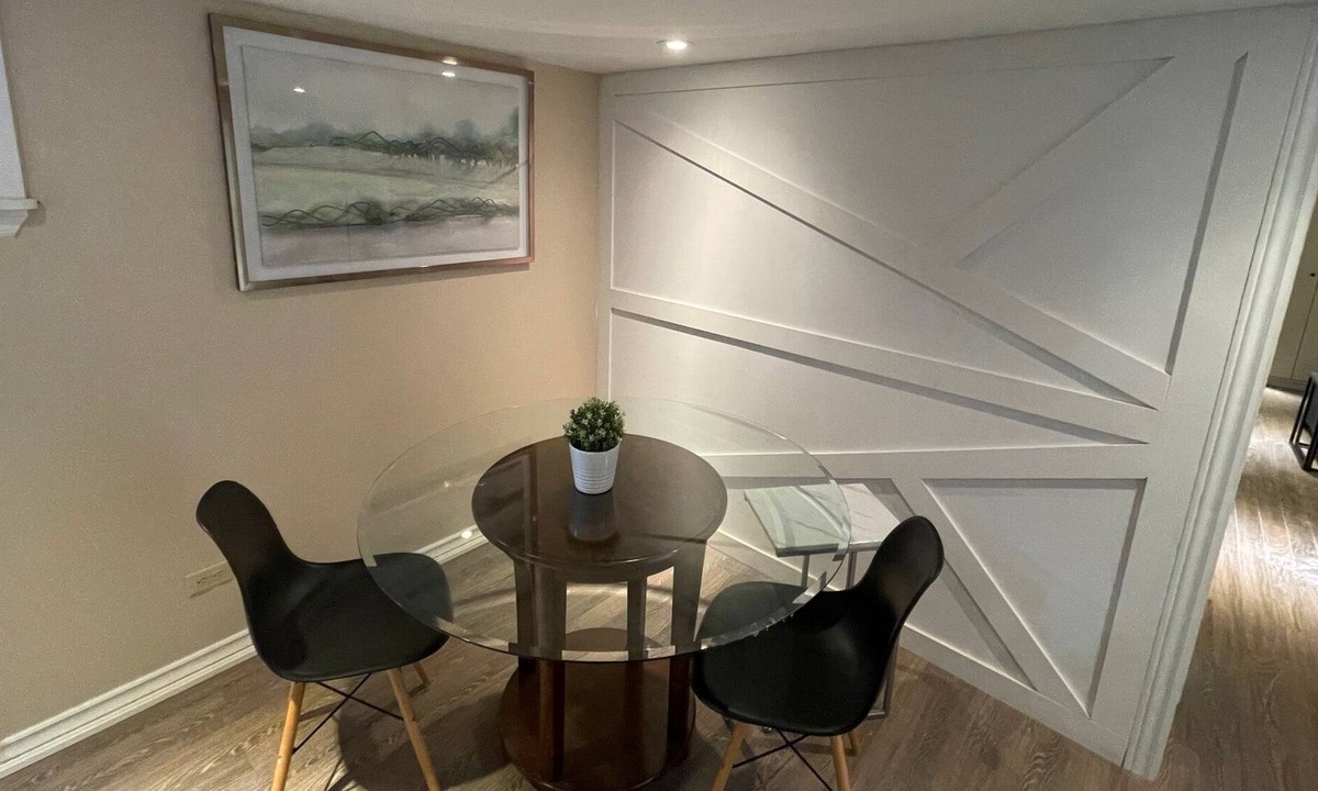 New Toronto House | Cute 2 Bedroom Apartment with Kitchen and Living