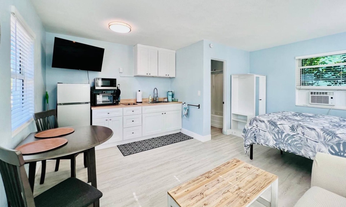 Lake Worth Apartment | Cute & modern studio apartment in prime location in downtown Lake Worth Beach!
