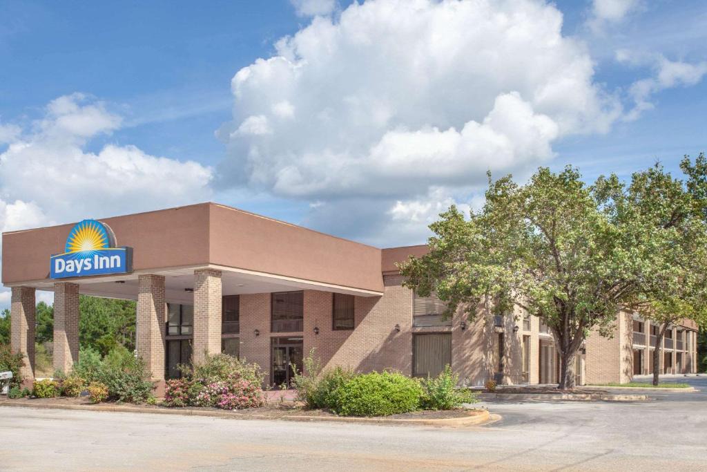 Clinton Hotel | Days Inn by Wyndham Clinton - Laurens I-26