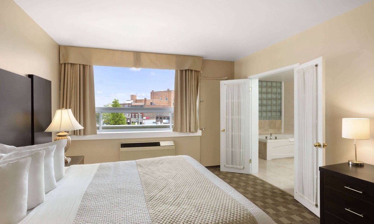 North Bay Hotel | Days Inn & Suites by Wyndham North Bay Downtown