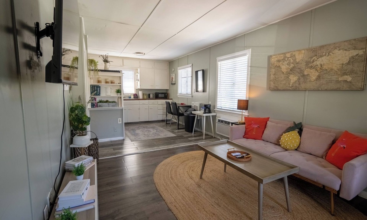 United Central Apartment | Delightful Apt Close to the Beach