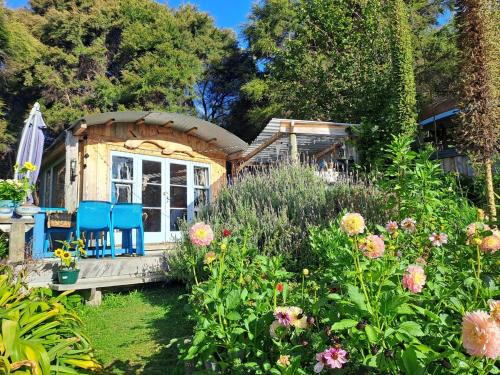 Akaroa Apartment | Delightful Dolphin 'Lodge'