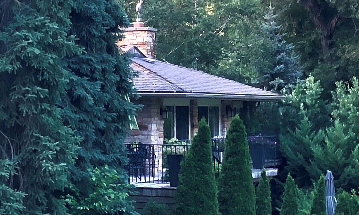 Stratford House | Designer 3-bedroom home near downtown in park like setting