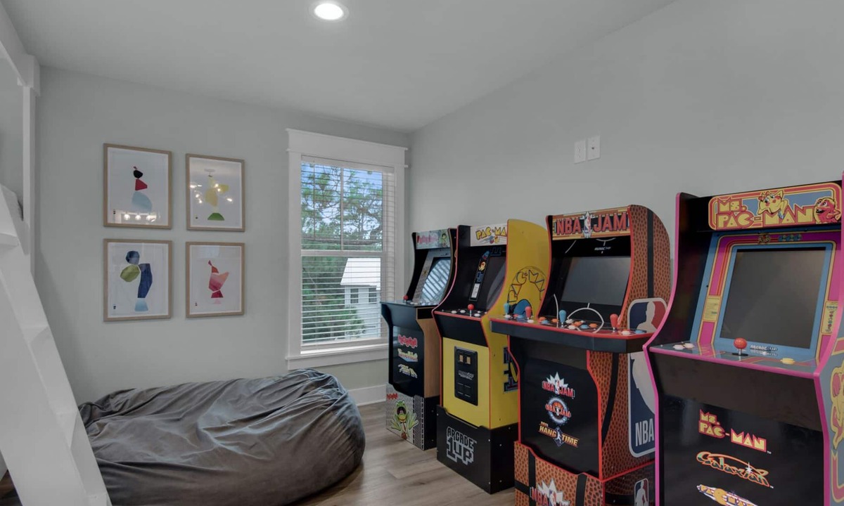 Treetop House | Designer Finishes, Arcade Room, Sleeps 14 + Free Attraction Tickets!