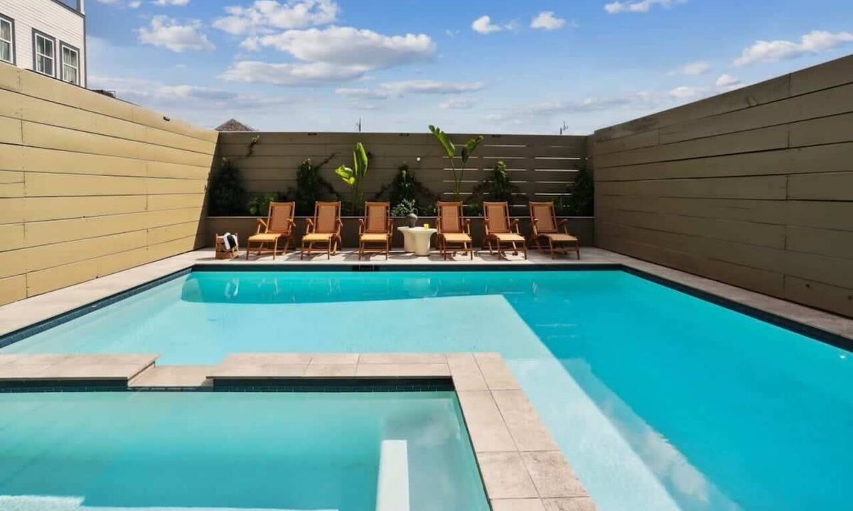 Faubourg Lafayette Condo | Designer Home | Heated Pool & Rooftop