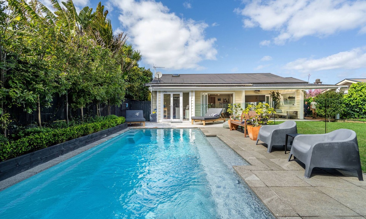 Devonport House | Devonport villa with sunny yard and beautiful pool