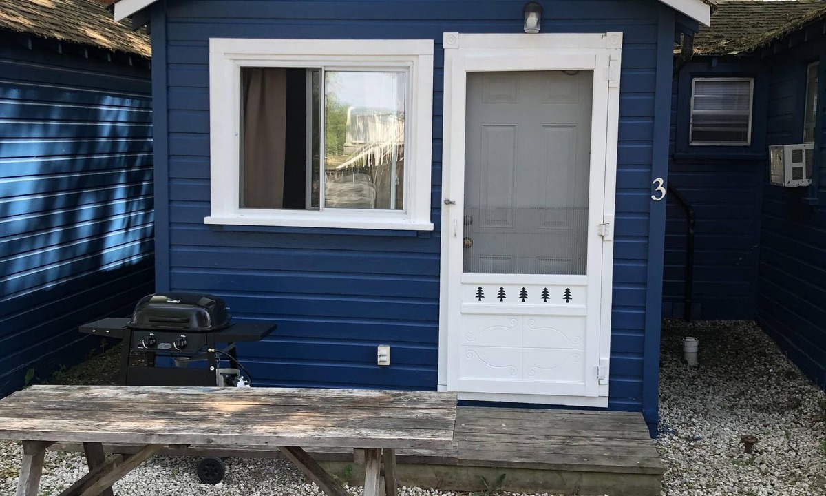 Wasaga Beach Cottage | Dock Life Cottage 3 - Riverside, 1 Bedroom, Wasaga