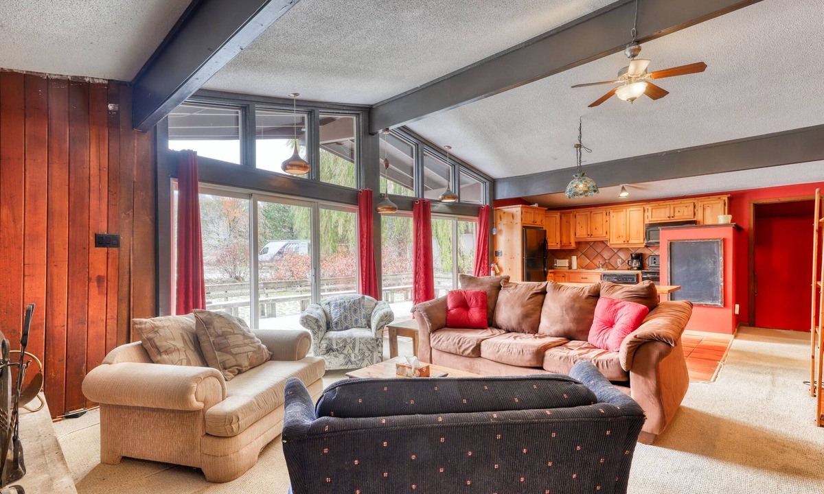 The Blue Mountains Ski Chalet | Dog-friendly, mountain-facing chalet w/ a dry sauna - walk to the Village