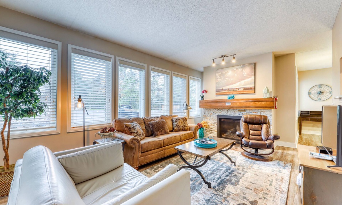 The Blue Mountains Condo | Dog-friendly home at the base of Blue Mountain