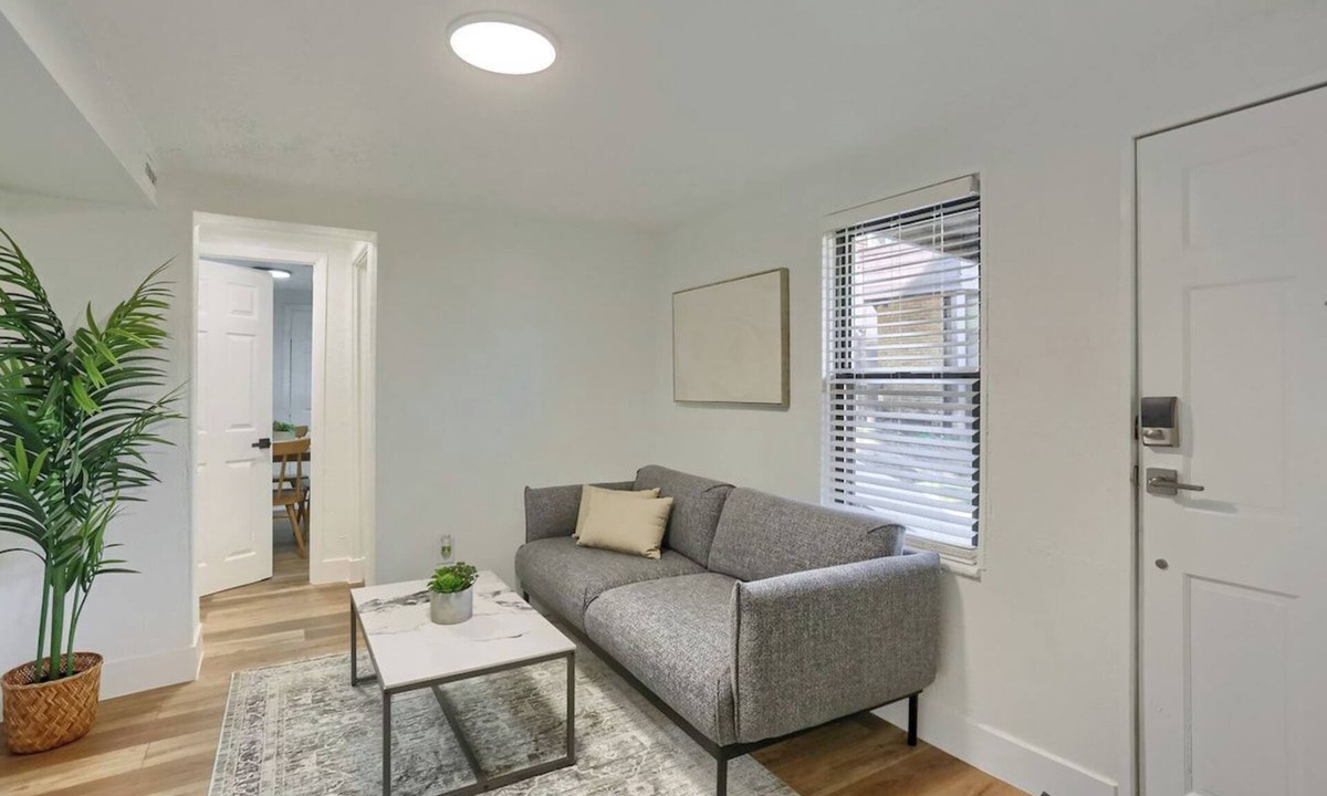South Hills Apartment | Dormont/Potomac @4 Cozy and Central 2 Bedroom Private Apartment