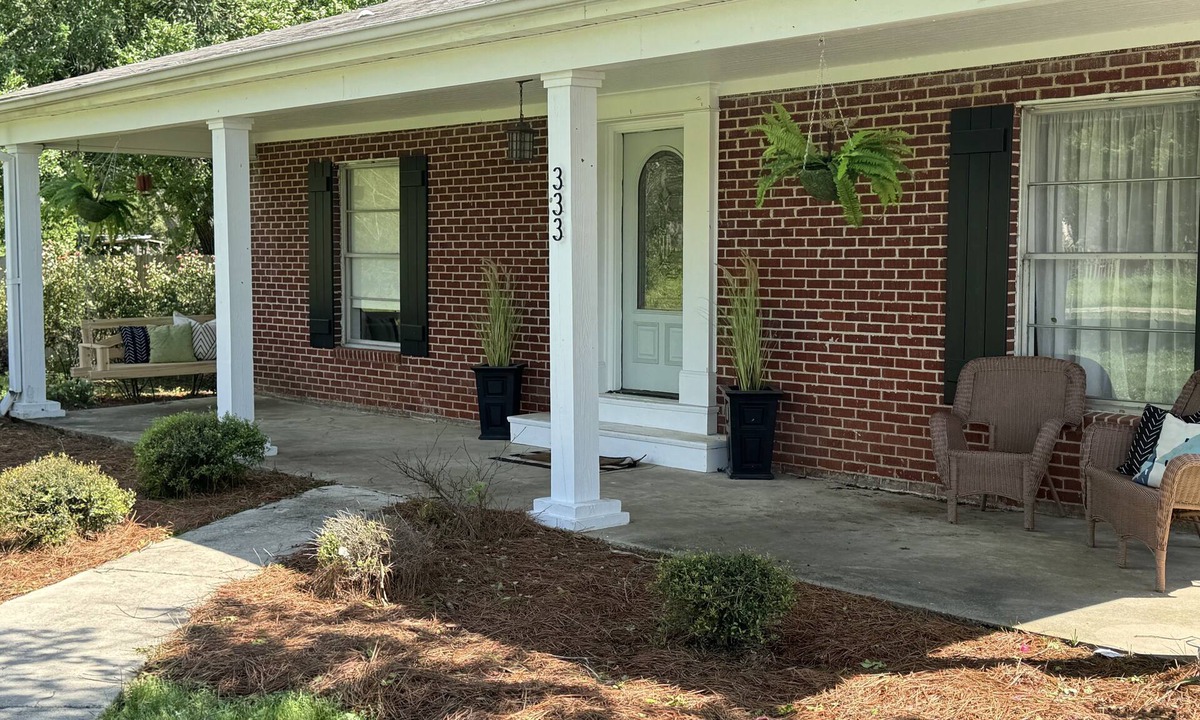 Flora House | Down on the Corner In the heart of Flora with great outside space!