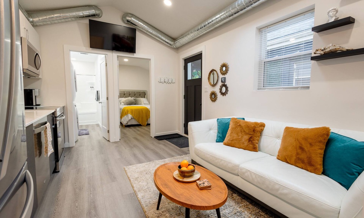 Downtown London Apartment | Downtown 2 bedroom near Victoria park in the Middle of Entertainment District