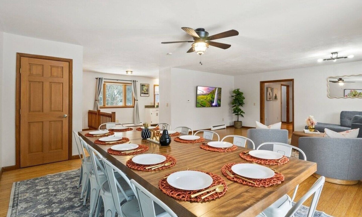 Newfield House | Dual Home Retreat! Walk Between Both! Sleeps 28! Dogs OK!