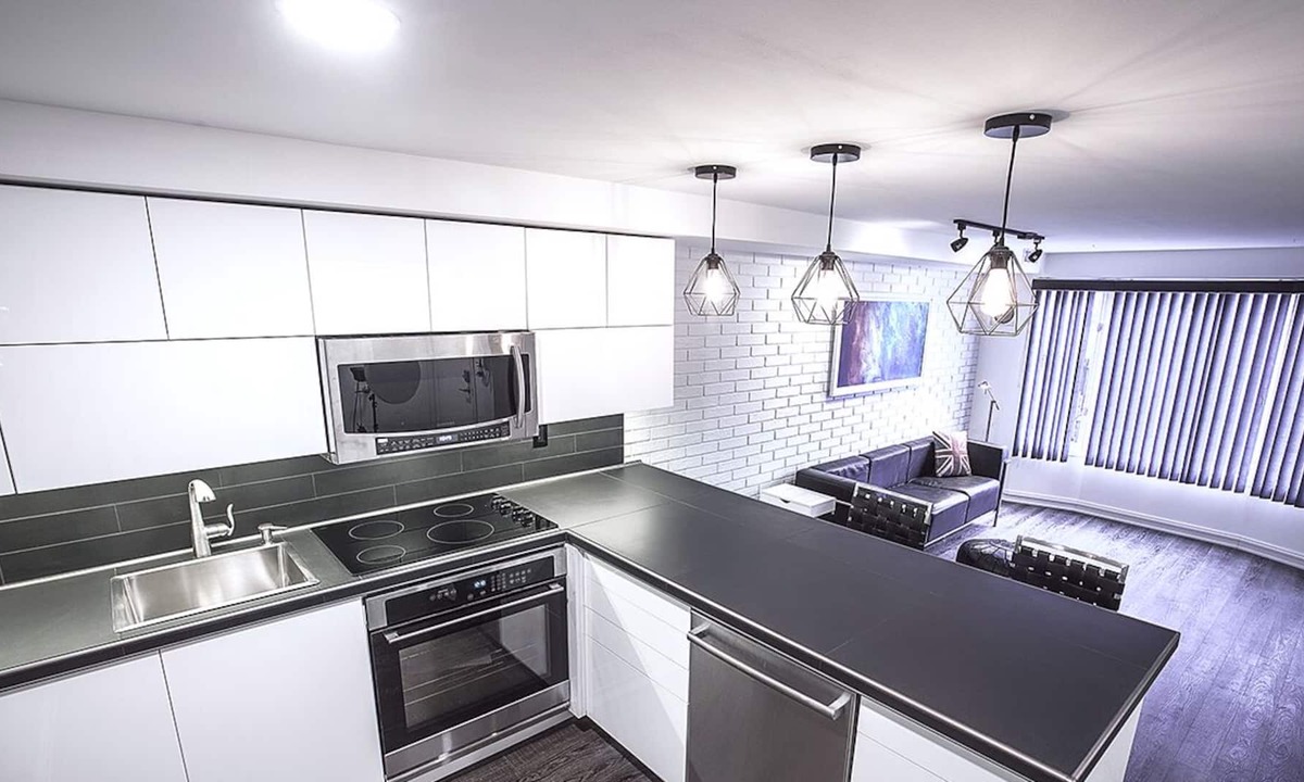 Cabbagetown South House | DUNDAS SQUARE Luxury Apartment - hybrid office!!