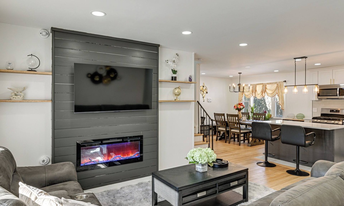 South Huntington House | Easy Transit to NYC! Sleek North Shore Hideaway