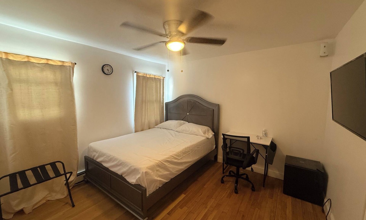 Lower Vailsburg House | Elegant 2-Bedroom Retreat & Modern Comfort & Prime Location.