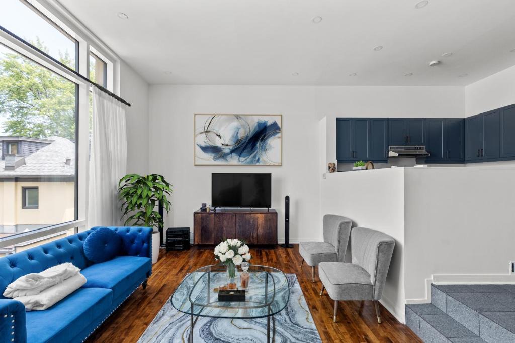 Cabbagetown House | Elegant 3 Bedroom 4 Story Townhouse with Rooftop Terrace