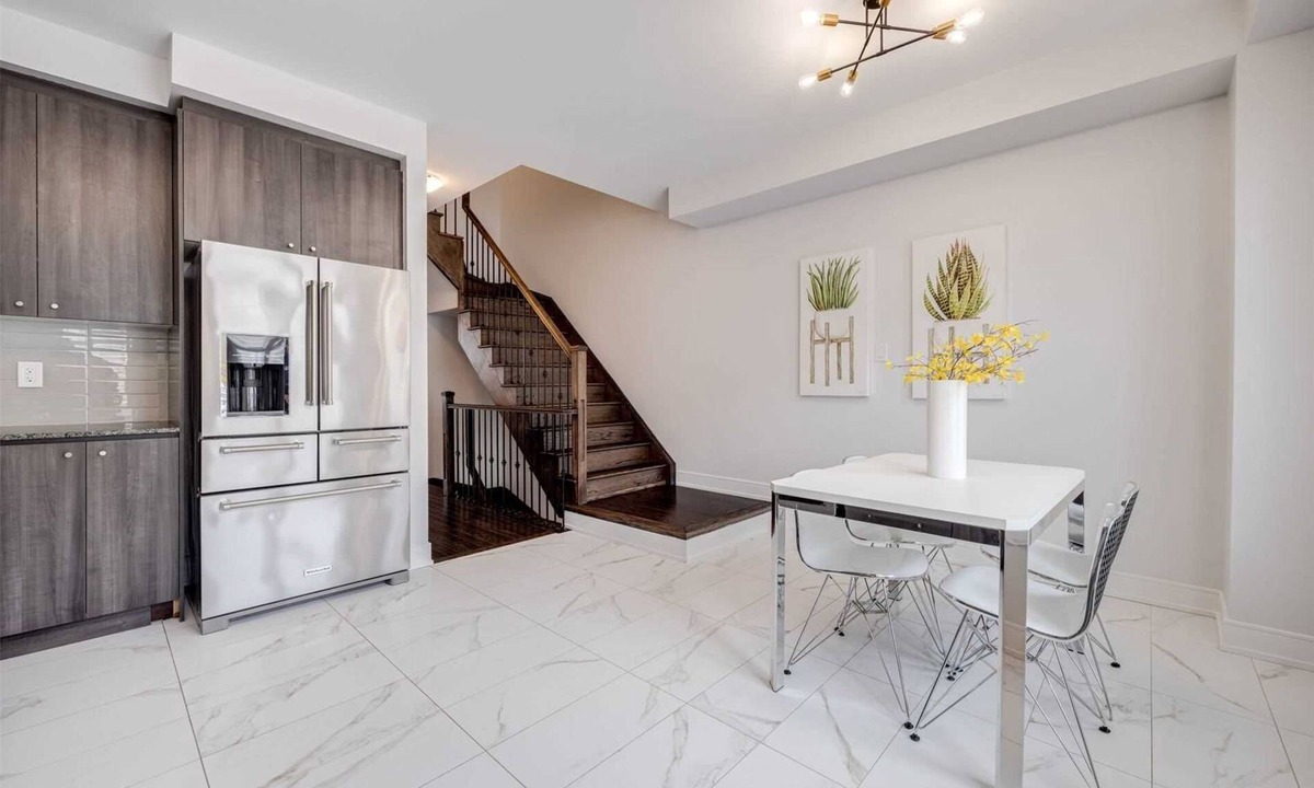 Lakeview House | Elegant Port Credit Escape | Lakefront & Dining