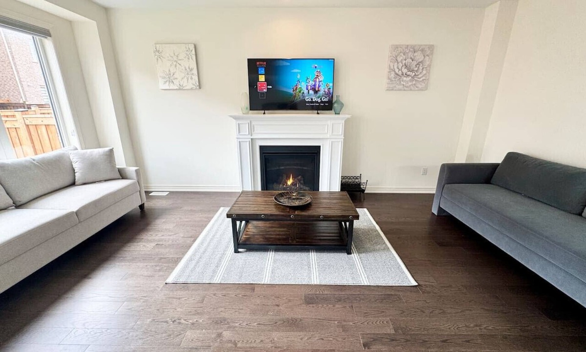 Brampton House | Elegant Retreat near Toronto Airport & Downtown
