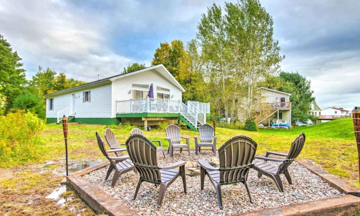Union Dale House | Elk Mountain Lake House & Ski Lodge – 3BR/2BA Lake