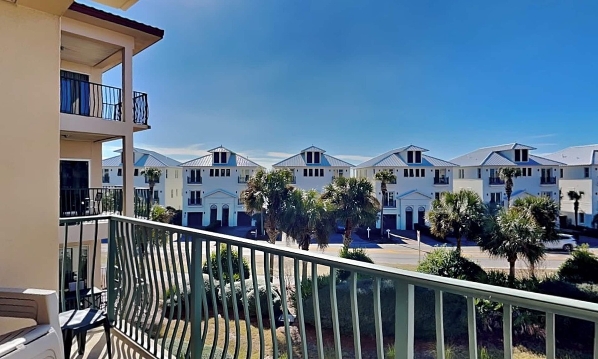 Frangista Beach Condo | Emerald Waters Vacation Condo - Short Walk to Beach - Community Pool & Hot Tub!