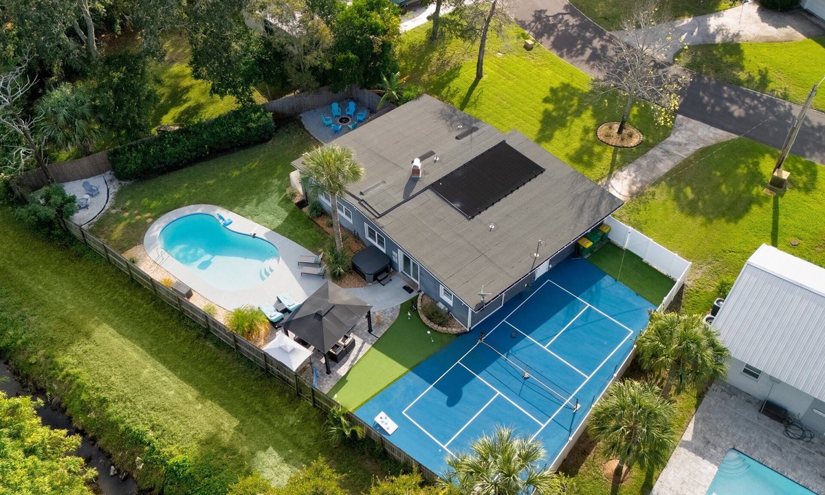 Jacksonville Beach House | Endless Fun | Pool, Pickleball, Spa & Putt Putt