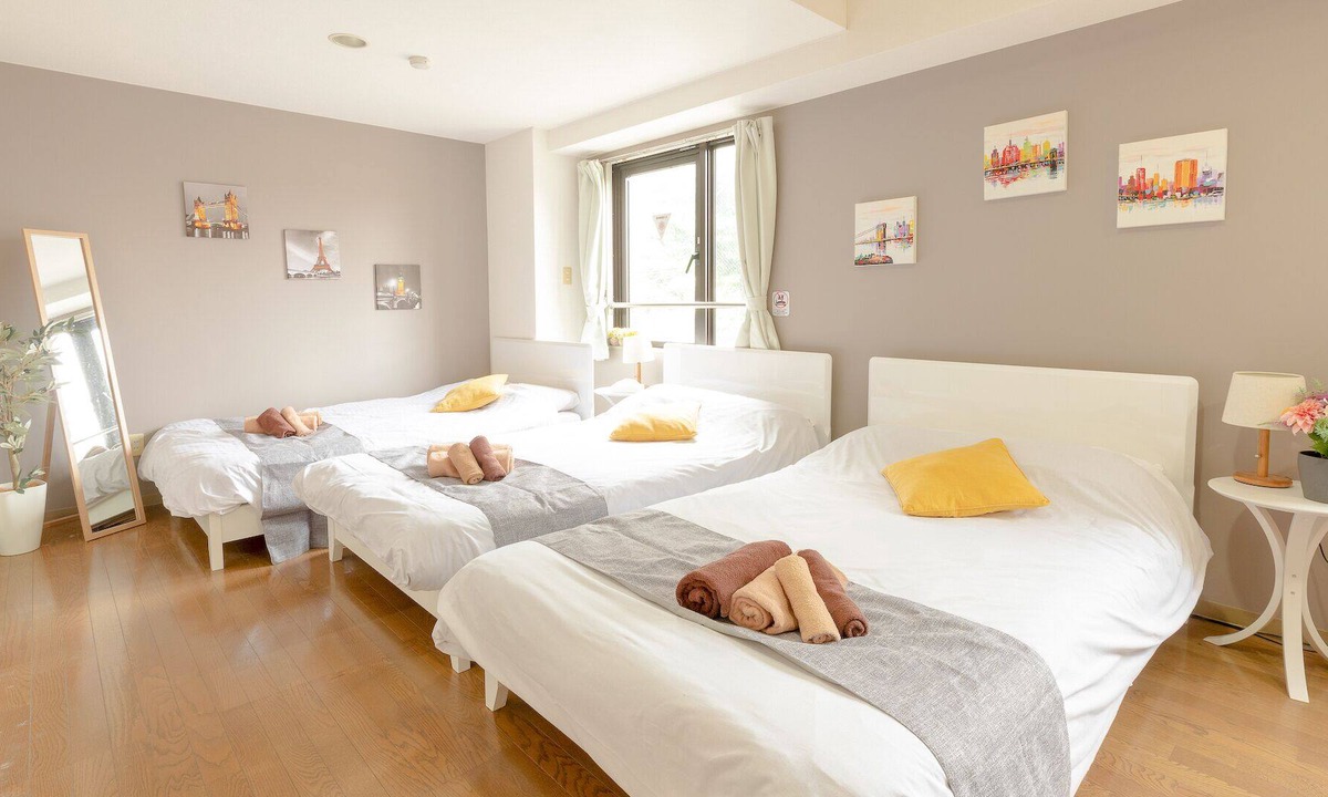 Nakano Apartment | Enjoy Tokyo One room reserved / Room 302/6 people / Nearest station 6 minutes / 10 minutes to Shinjuku / In front of family restaurant / Near convenience store / Bus stop in front of you