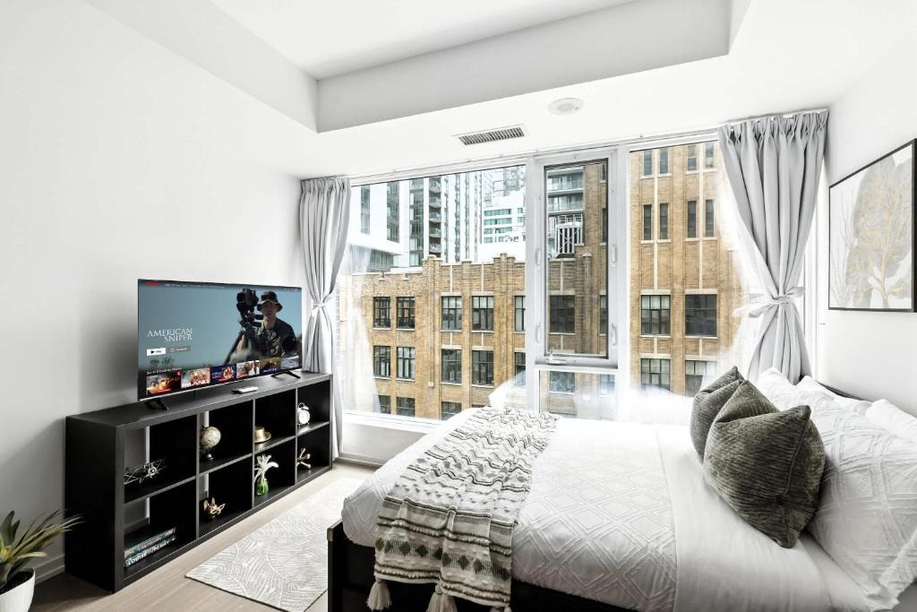 Fashion District Apartment | Entertainment District Gem Walk to CN Tower