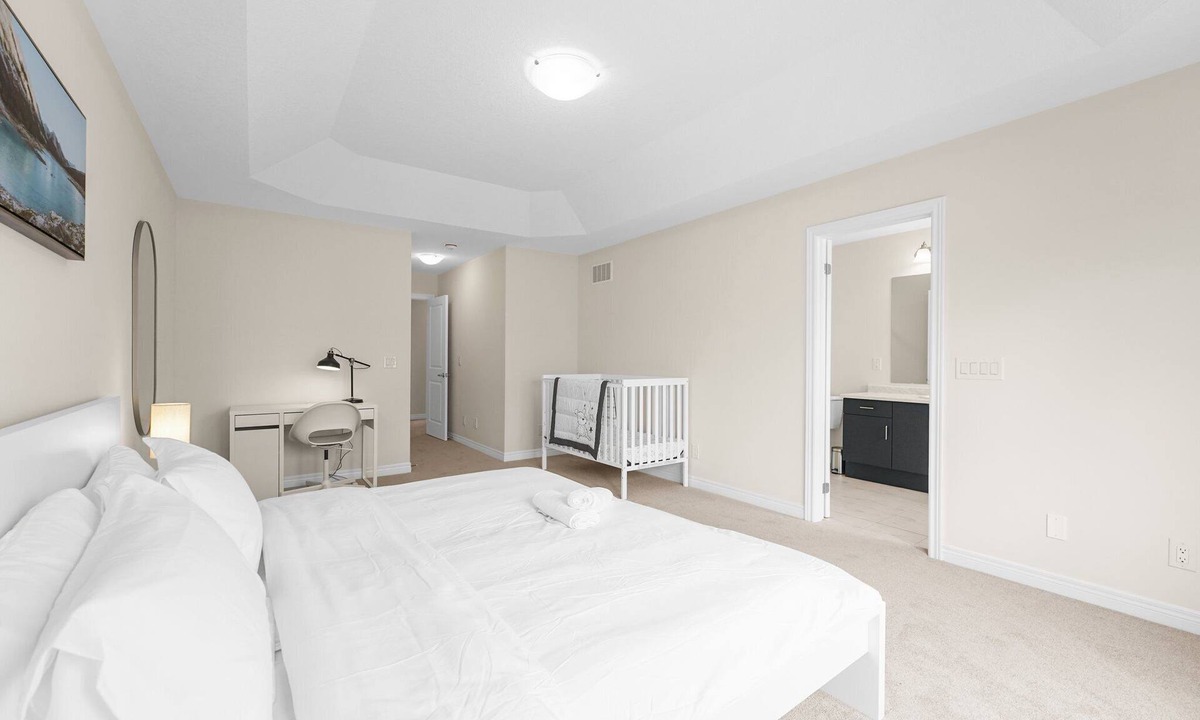 Kitchener House | Entire Home Get Away/65"TV/PingPong/9Bed/3 Parking