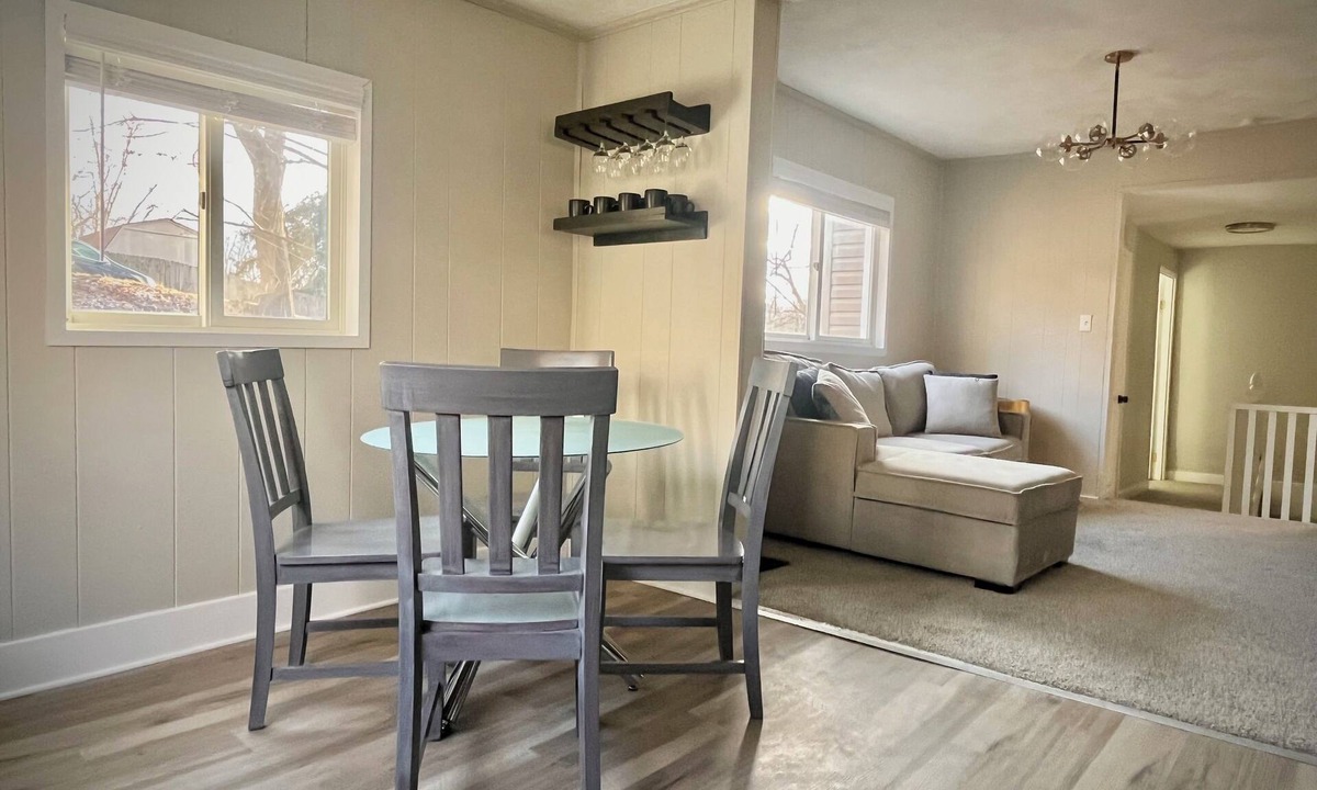 South Hills House | Entire Home Near Downtown, Less than 10 min Drive
