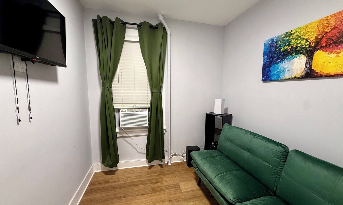 Orange House | Entire home with backyard. Minutes to EWR & NYC