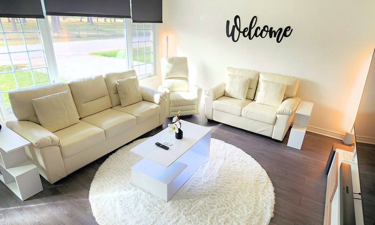 Algoma District House | Entire luxury house w/3Bdrm, 2Bthrm, hot tub, EV charger, PS5, BBQ & fire pit