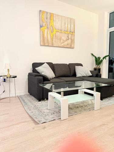 Central Erin Mills Apartment | Executive Condo in Prime Erin Mills Location l Walk to Mall and Hospital