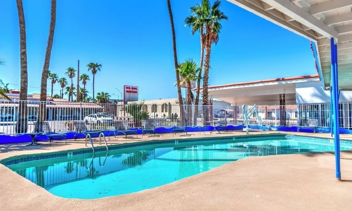 Yuma Townsite Hotel | Executive Suite Stay | Near Historic Downtown Yuma | Gym & Outdoor Pool