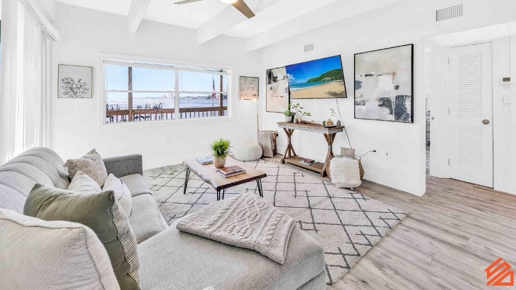 Fort Walton Beach Apartment | Experience Okaloosa Island 2BR Waterfront Condo